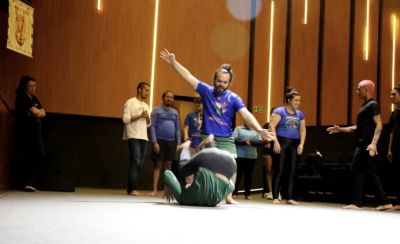 notícia: Oficina de técnicas circenses leva arte, prática e aprendizado ao Teatro Municipal de Ananindeua